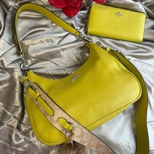 🌹LIMITED EDITION Coach Teri Hobo Lime Leather
Shoulder & Crossbody Bag & Wallet